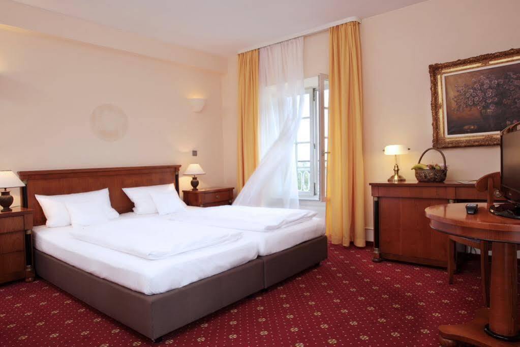 Hotel Schloss Edesheim Esterno foto